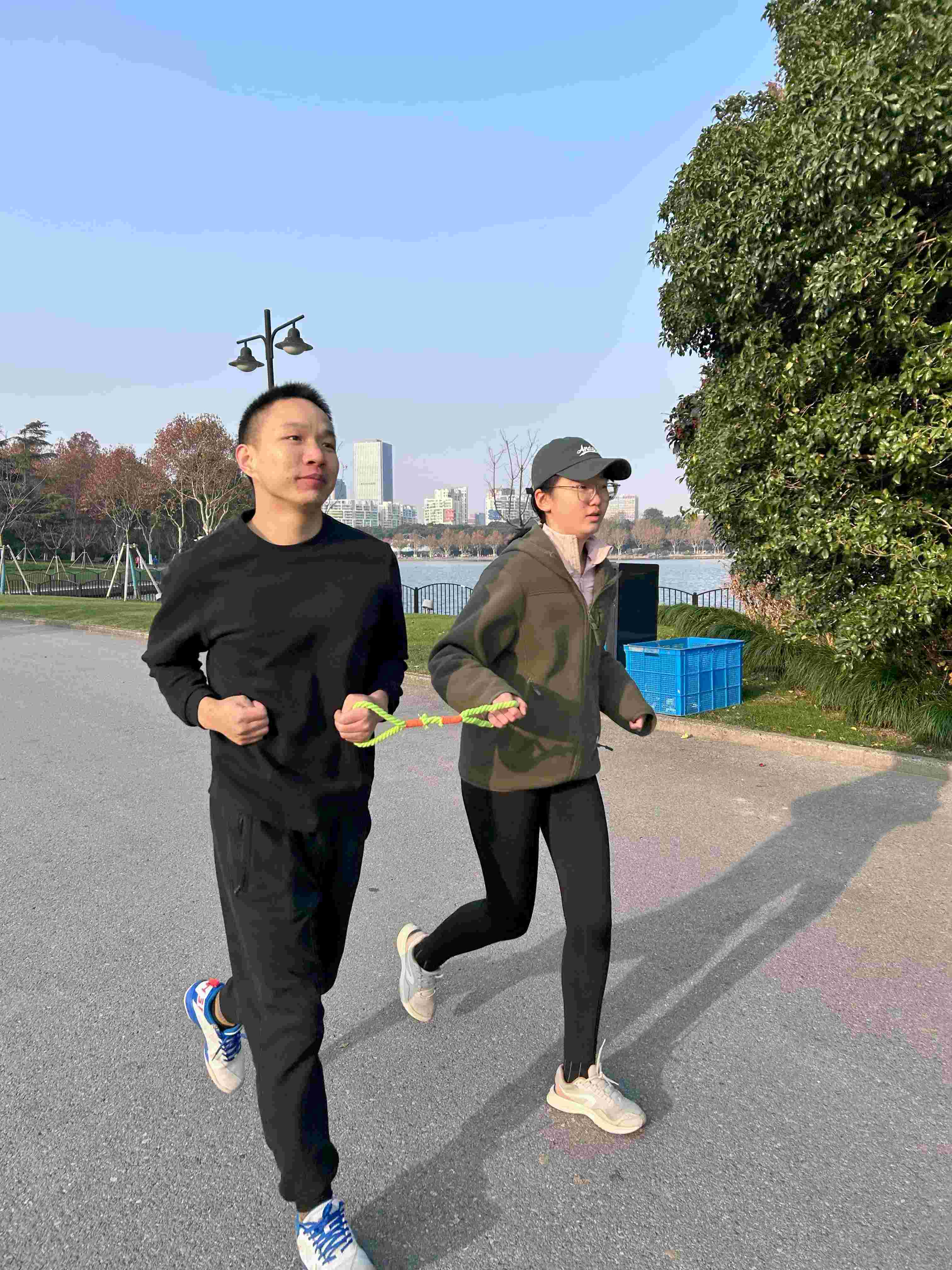 Pre-race preparation with running partner